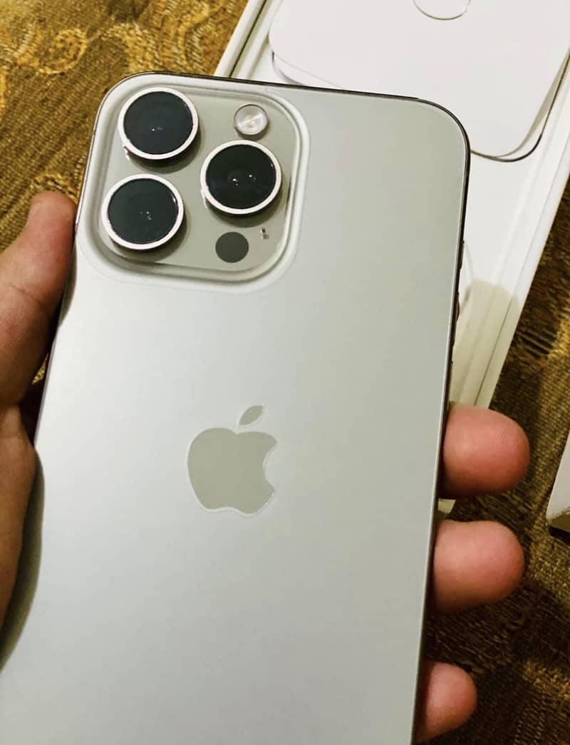 Apple iPhone 15 Pro Max 4