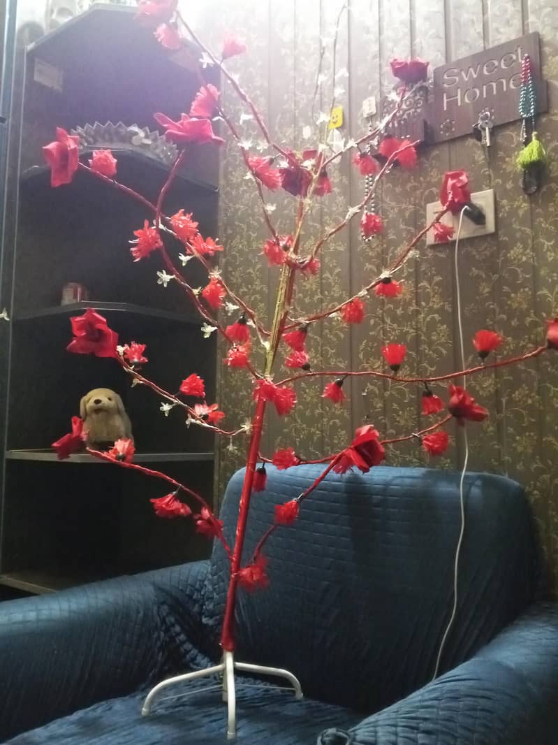 خوبصورت ریڈ آرٹیفیشل فلاور ڈیکور ٹری LED لائٹس کے ساتھ 0
