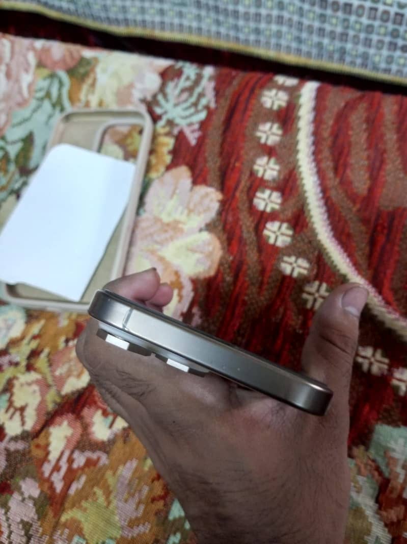Apple iPhone 16 Pro Max 4