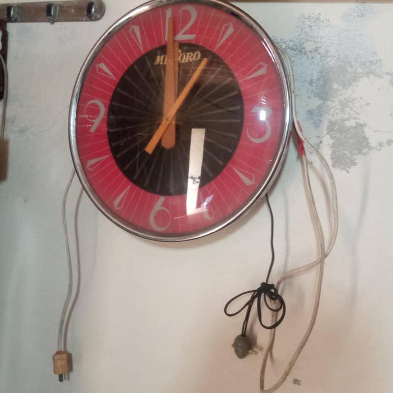 Metoro Wall Clock 1