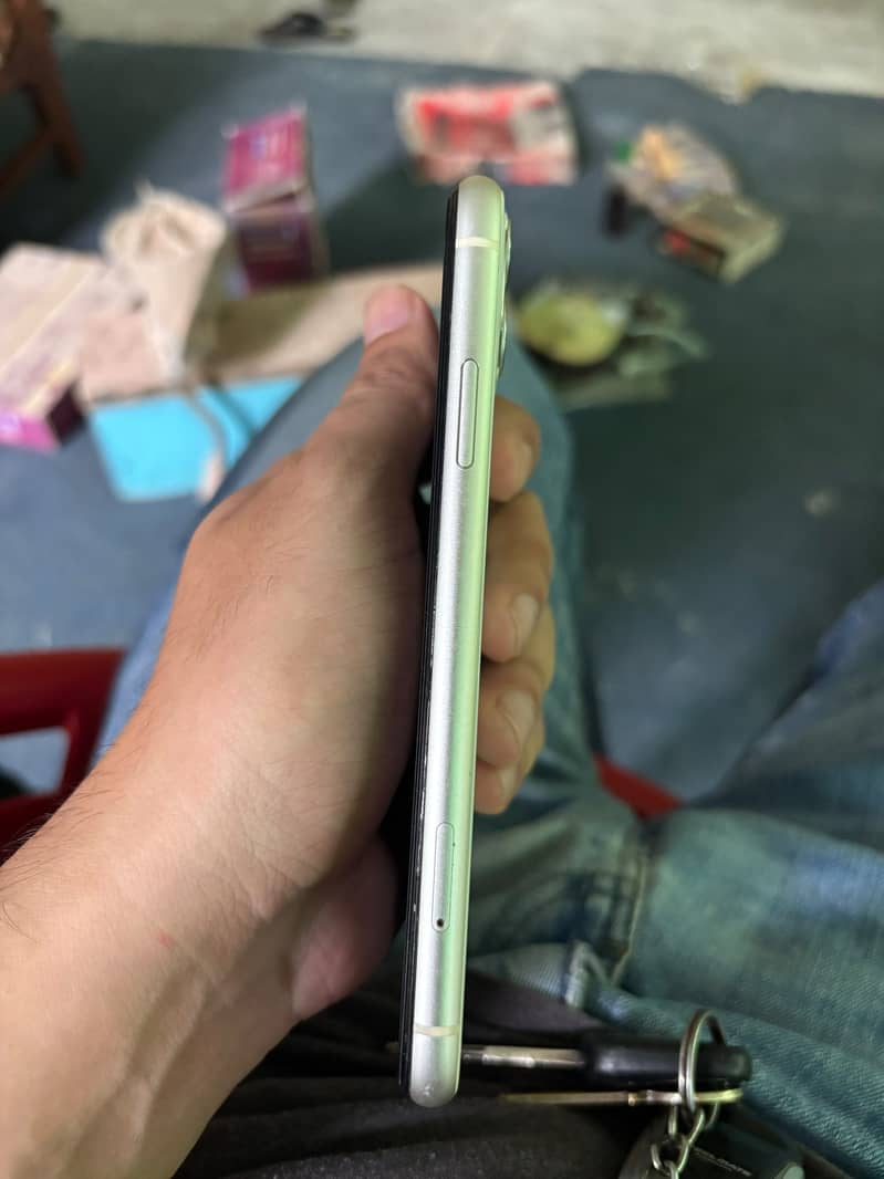 iPhone 11 4