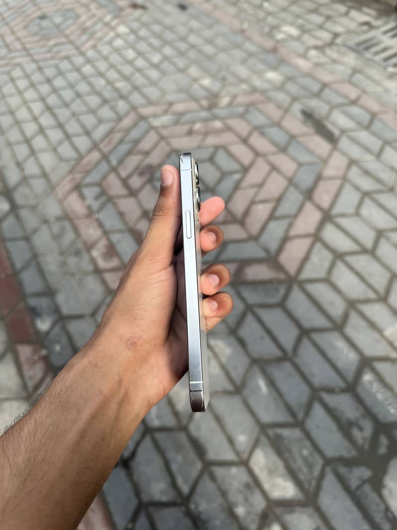 Apple iPhone 13 Pro Max 4