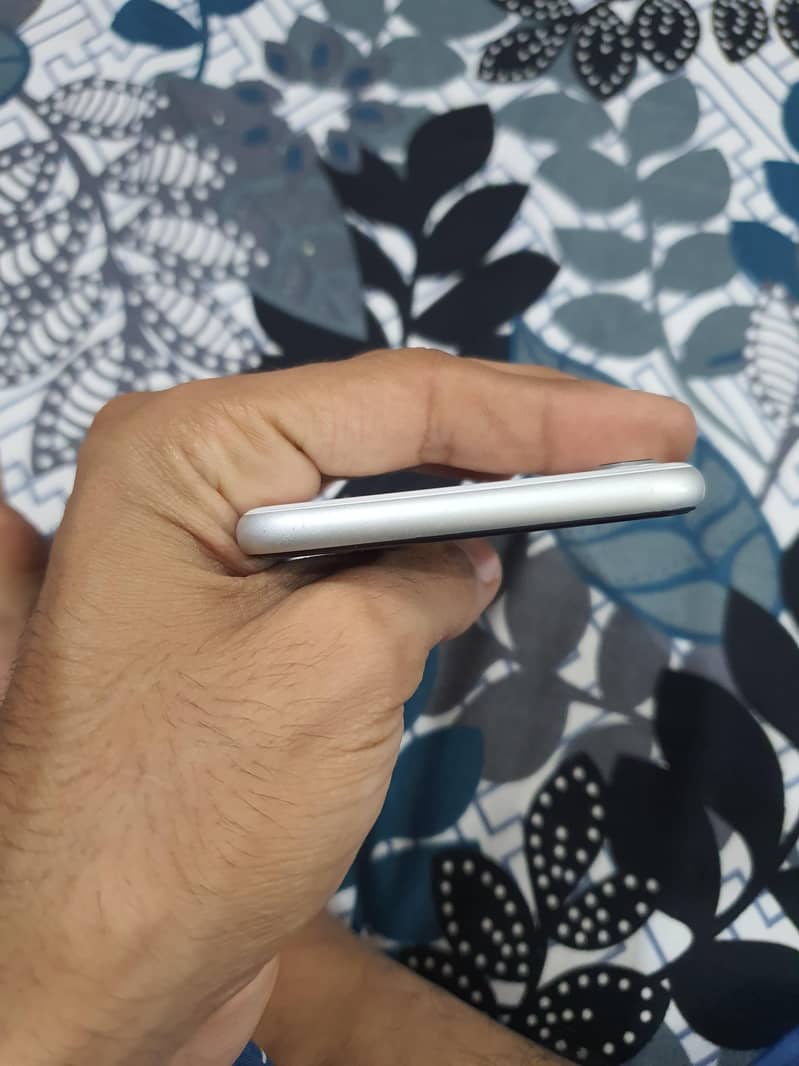 Apple iPhone SE 10