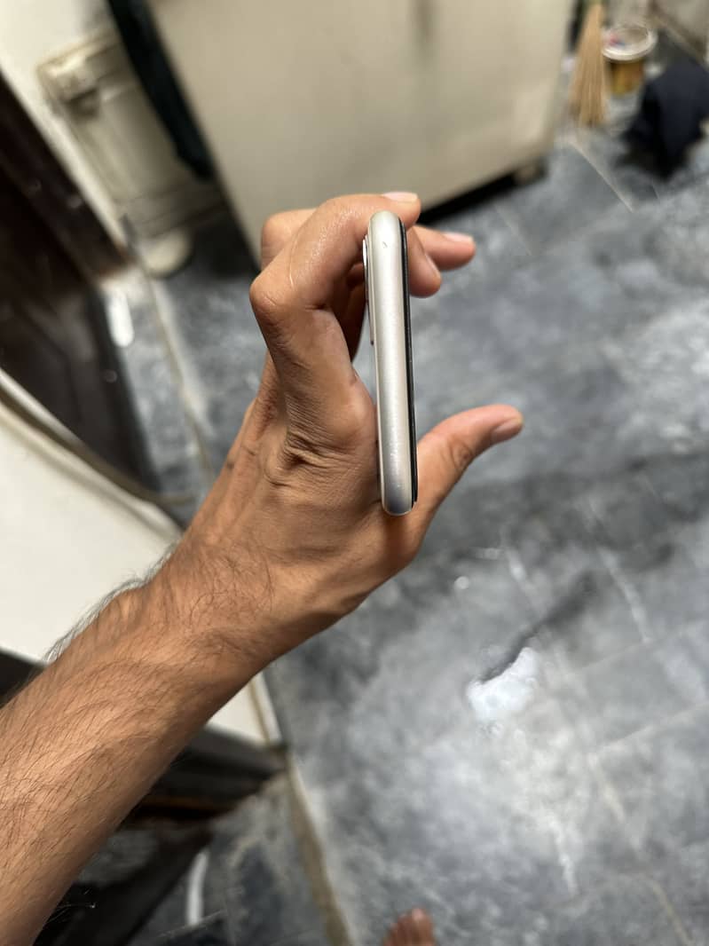 Apple iPhone 11 3