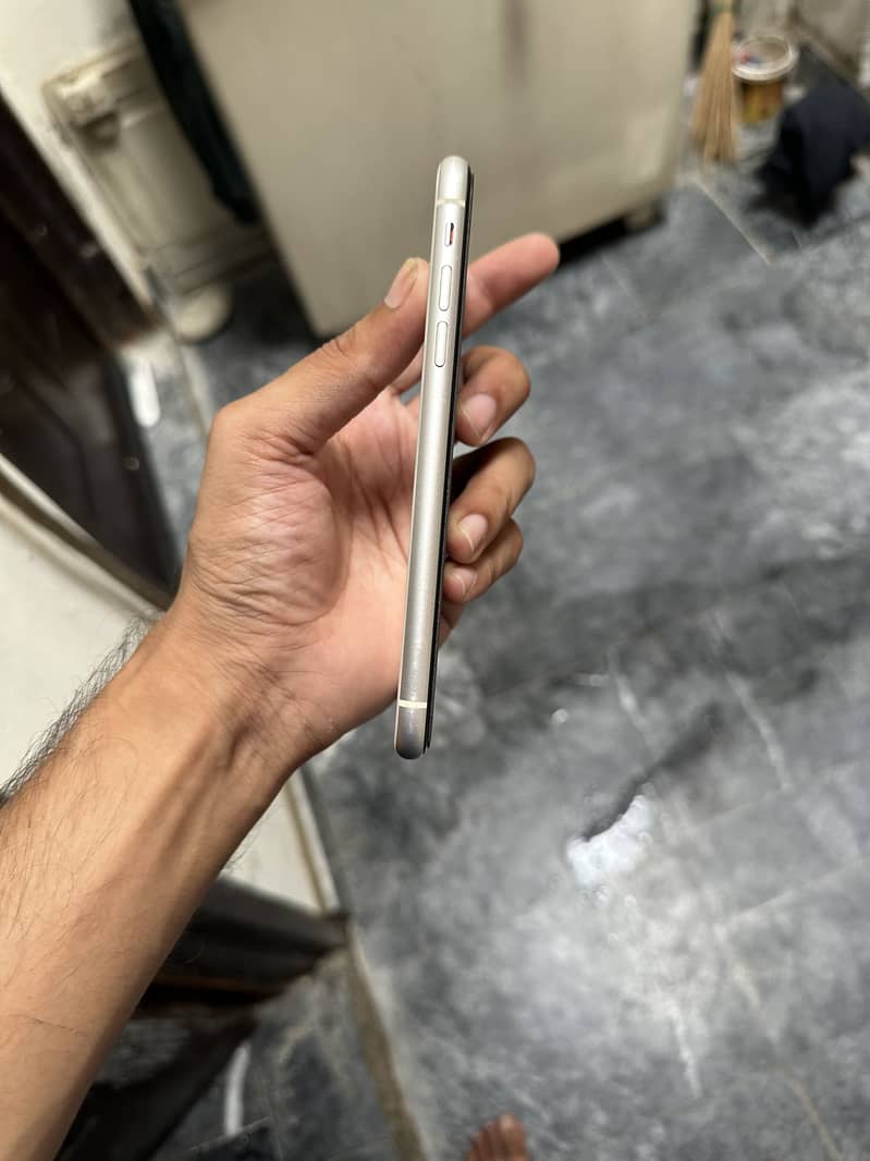 Apple iPhone 11 4
