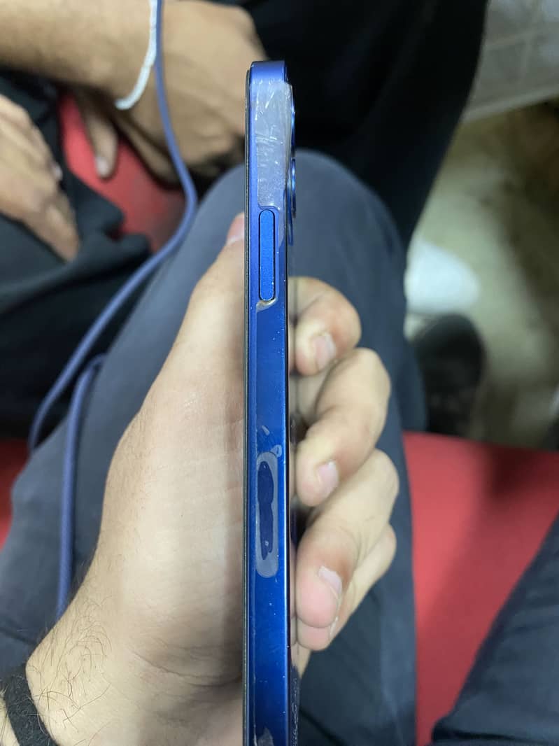 Apple iPhone 12 4