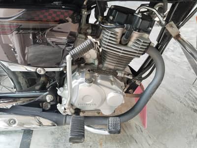 Honda 125 self strt bike . black clor