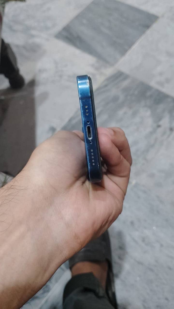 Apple iPhone 12 4