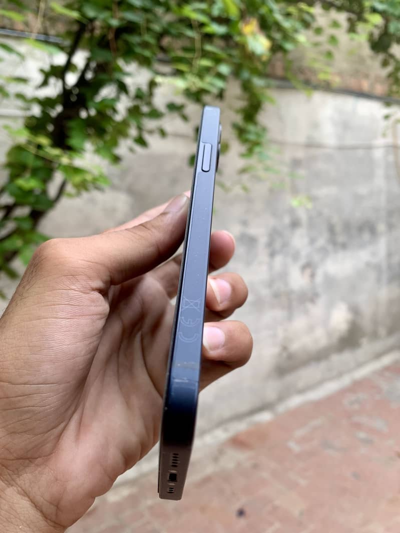 Apple iPhone 12 3