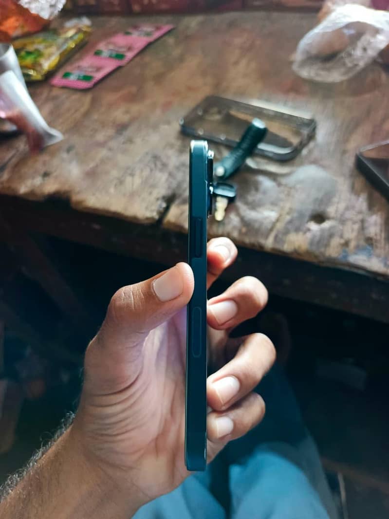 Apple iPhone 13 9