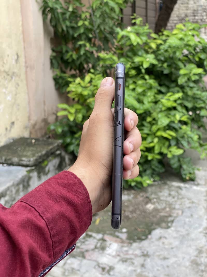 Apple iPhone 11 3