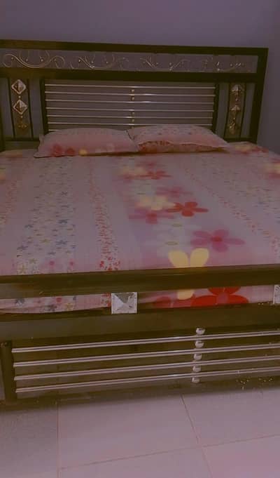iron bed in good condition