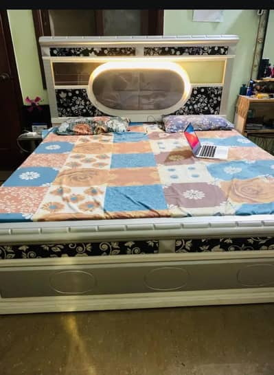 king size bed 10/10 glass and lights installed