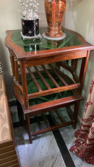 Sofa and table set for good condition me ha heavy ache wali larkri ha
