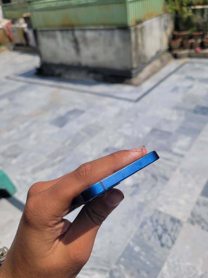 Apple iPhone 12 4