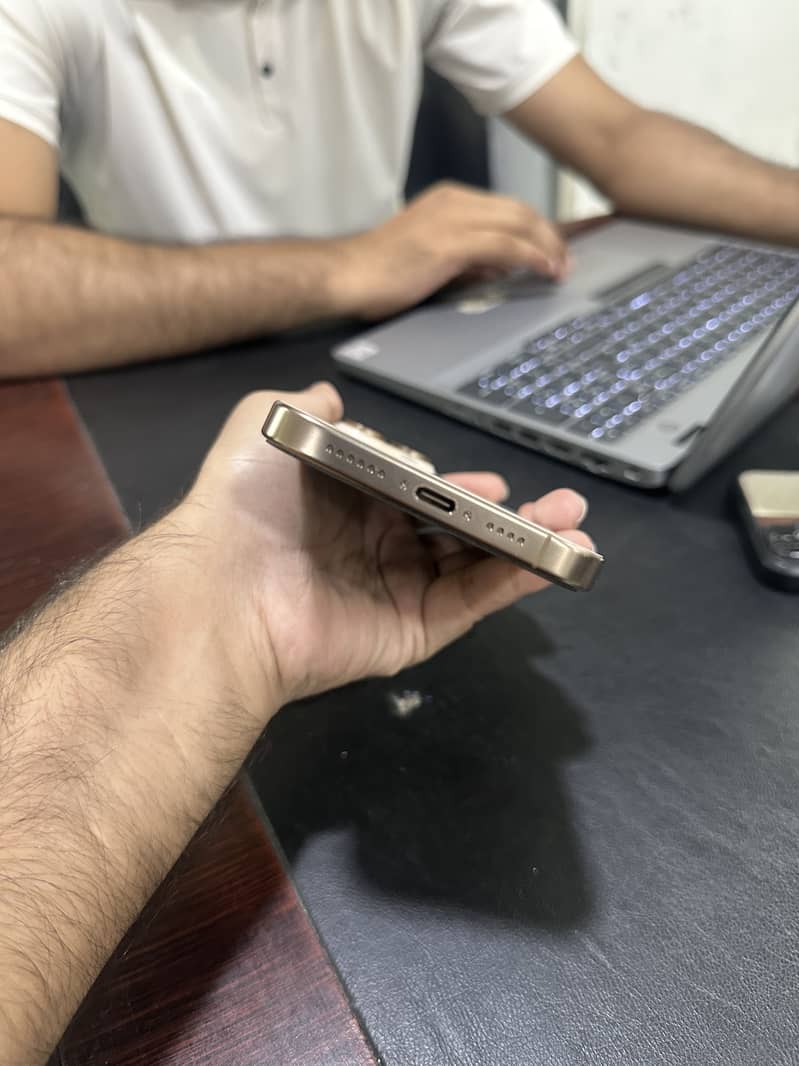 Apple iPhone 16 Pro Max 4
