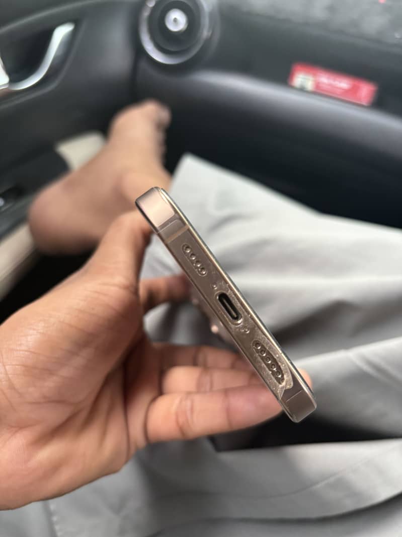 Apple iPhone 16 Pro Max 1