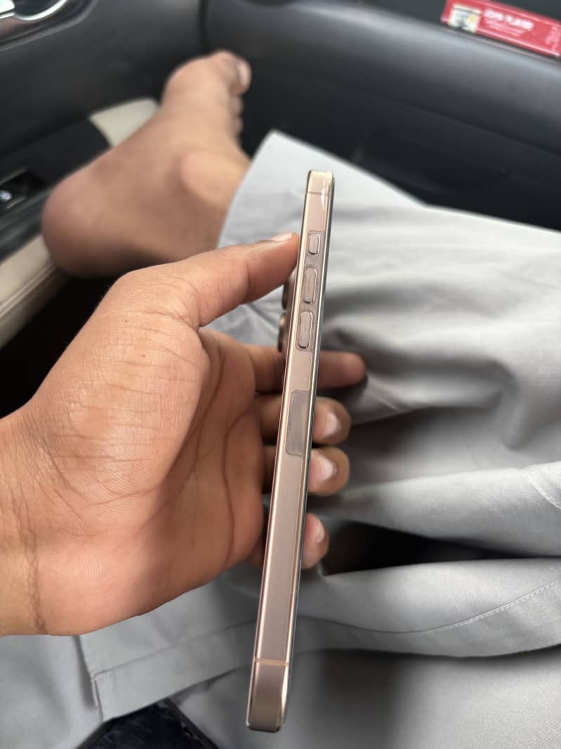 Apple iPhone 16 Pro Max 4