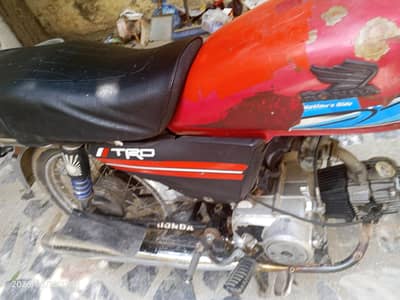 phly add pora parh lo bike ha or bike ki copy ki pic ha