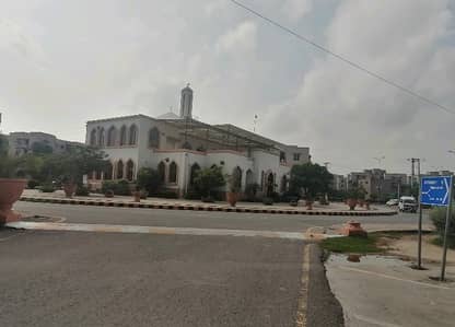 Flat For Grabs In 5 Marla Lahore