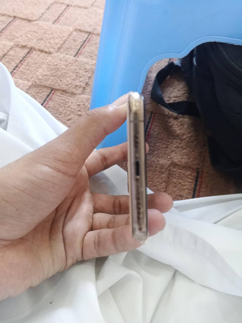 Apple iPhone 11 Pro 4