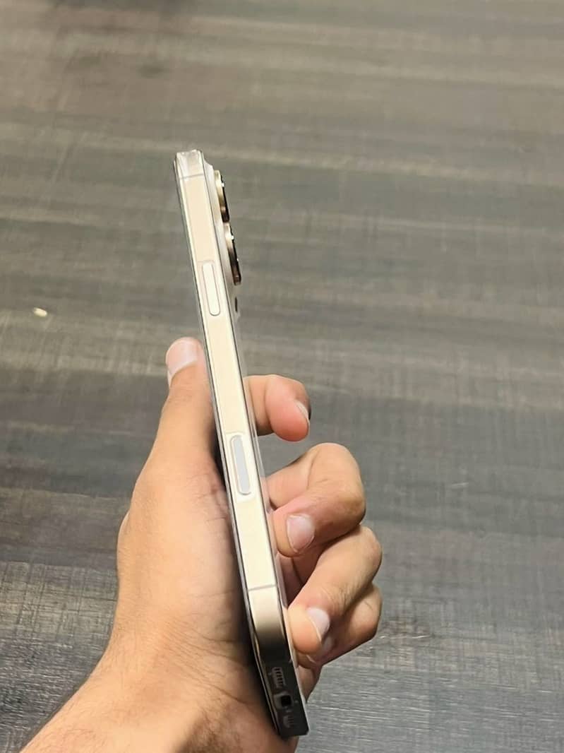 Apple iPhone 16 Pro Max 1
