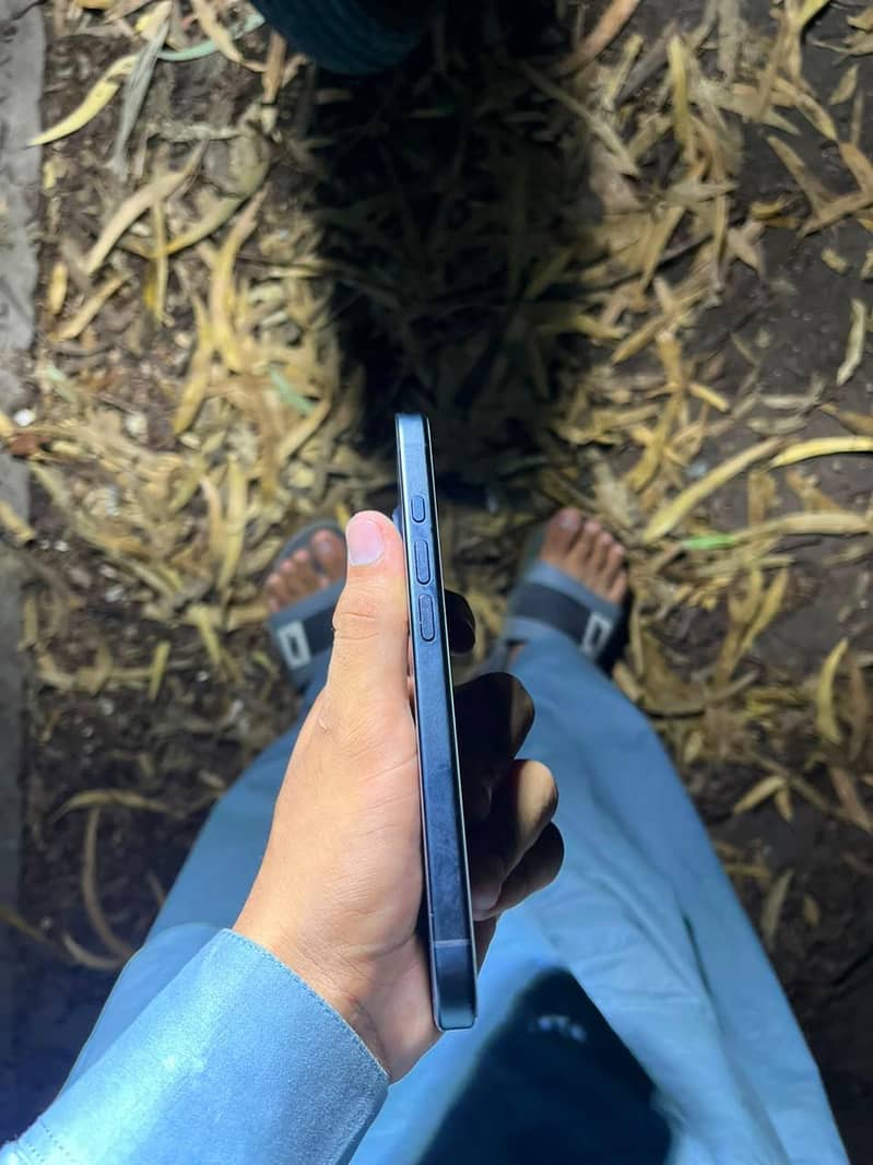 Apple iPhone 16 5