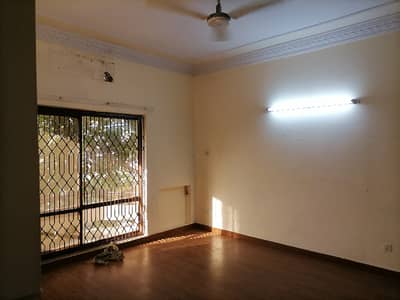 Prime Location 10 Marla Flat In Askari 5 Is Available For sale