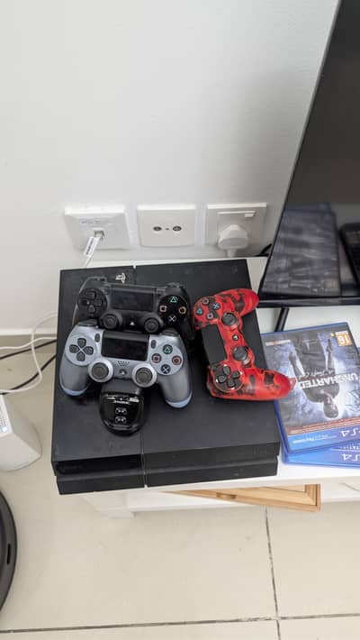 Playstation 4 fat edition. 3 controller and 5 games