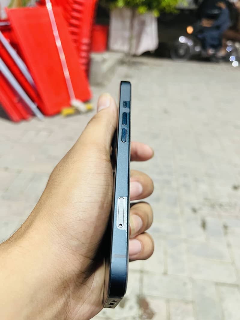 Apple iPhone 13 5