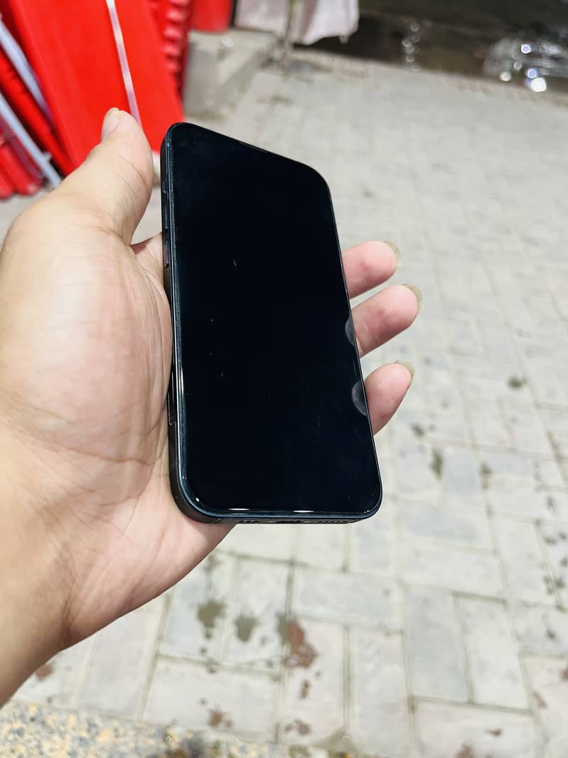 Apple iPhone 13 8