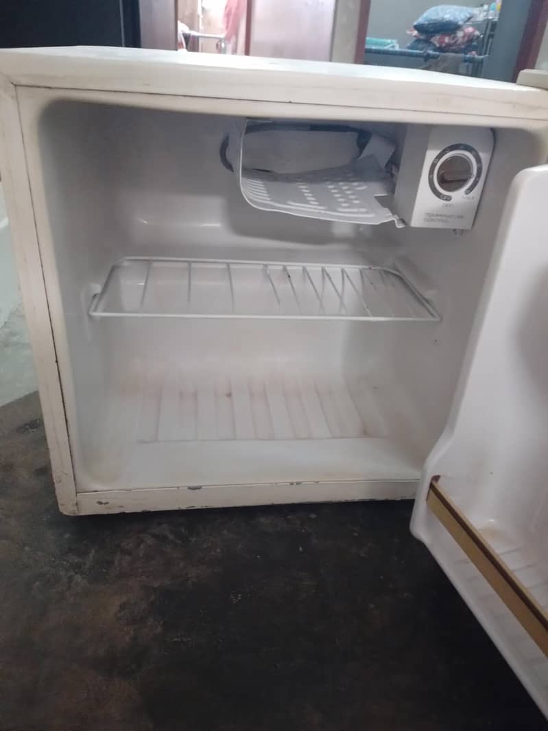 mini fridge 0