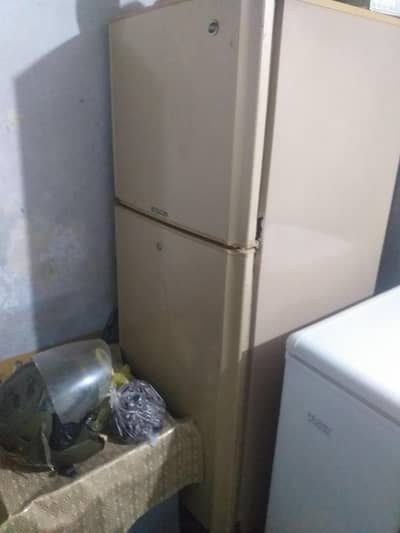 pel refrigrator medium size boht achi halat me he