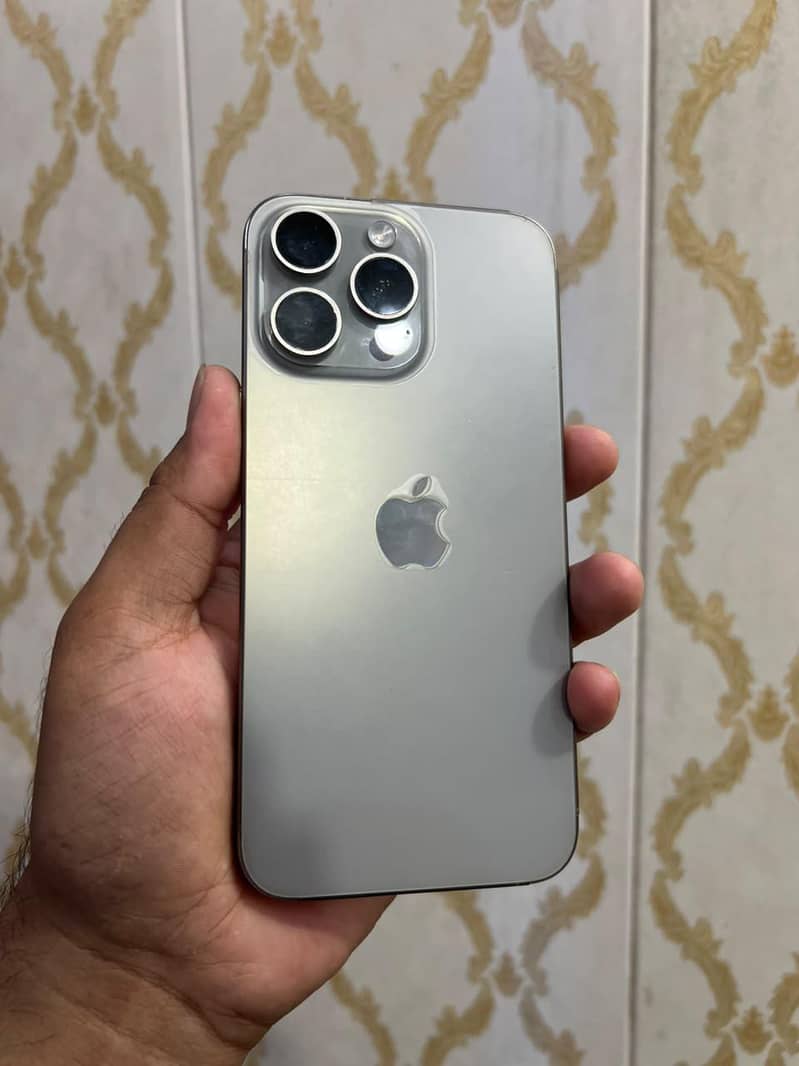 Apple iPhone 15 Pro Max 4