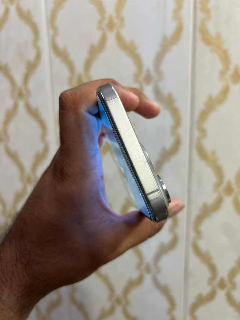 Apple iPhone 15 Pro Max 6