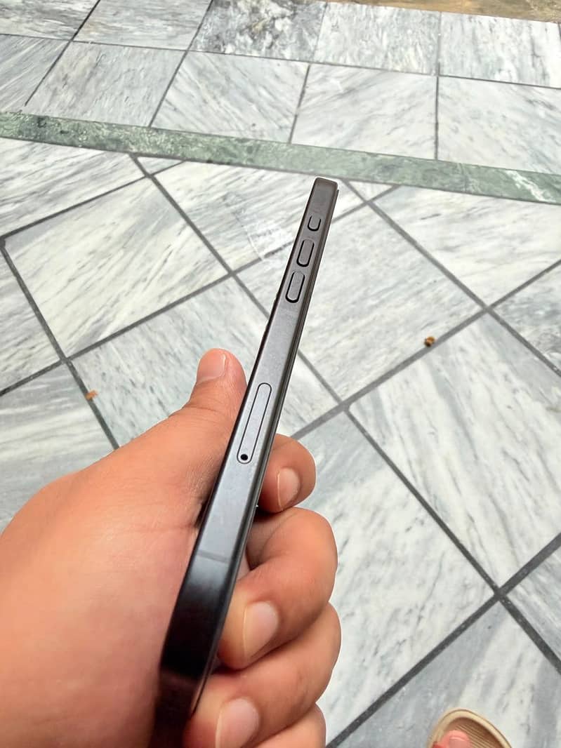Apple iPhone 16 4