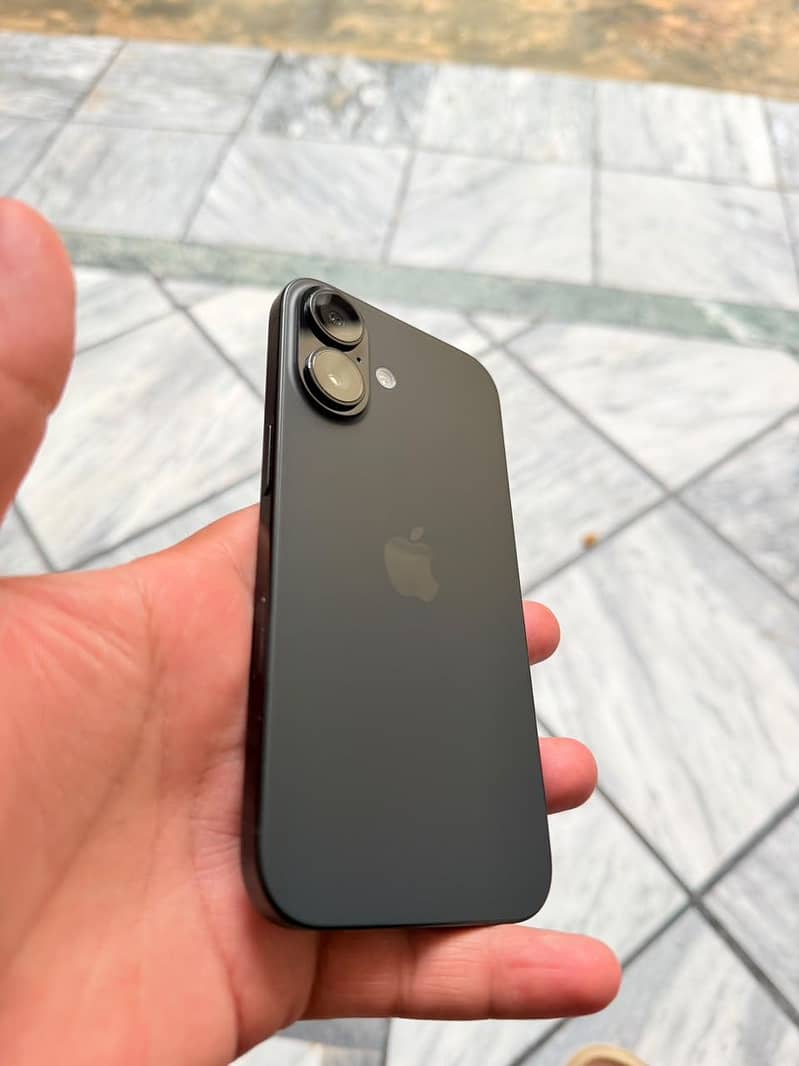 Apple iPhone 16 5