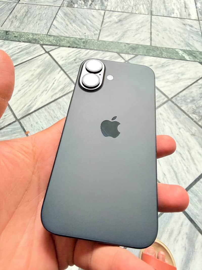 Apple iPhone 16 6