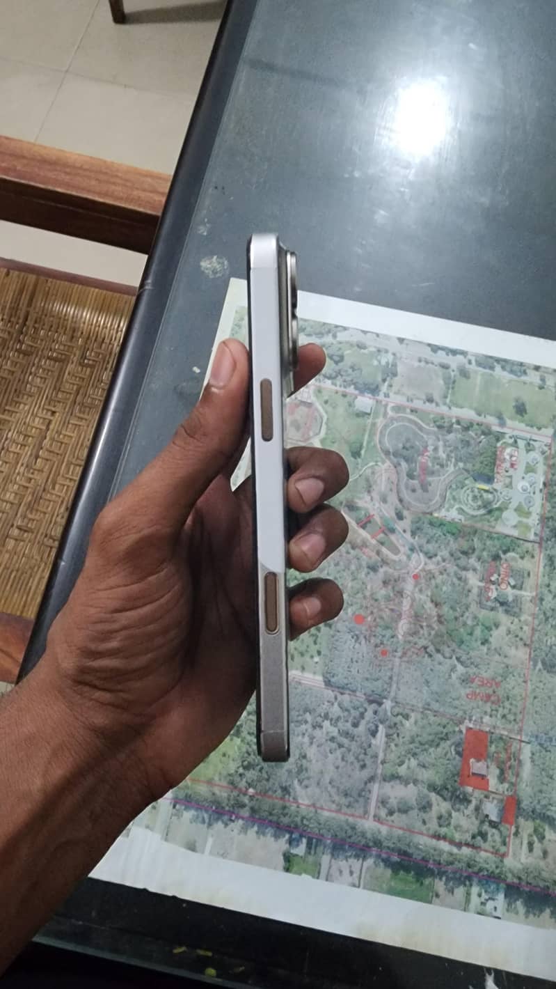 Apple iPhone 16 Pro Max 2