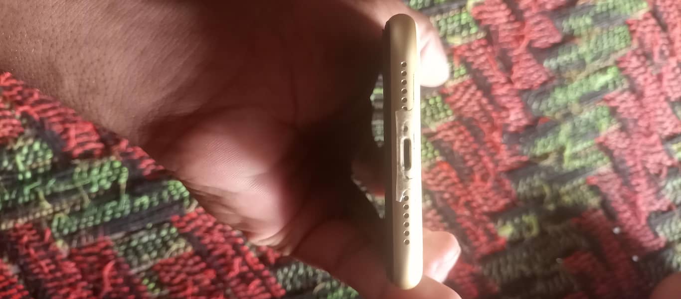Apple iPhone 11 4