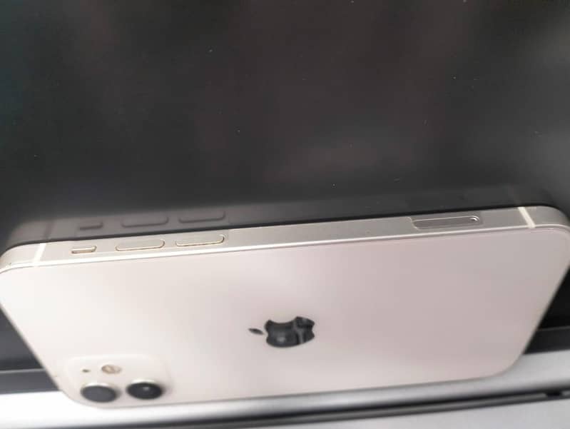 Apple iPhone 12 4