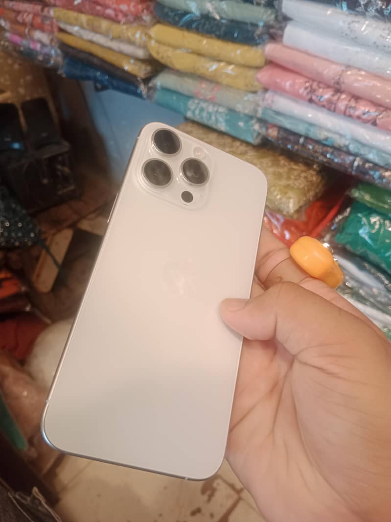 Apple iPhone 15 Pro Max 4