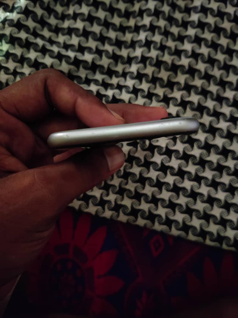 Apple iPhone 6S 4