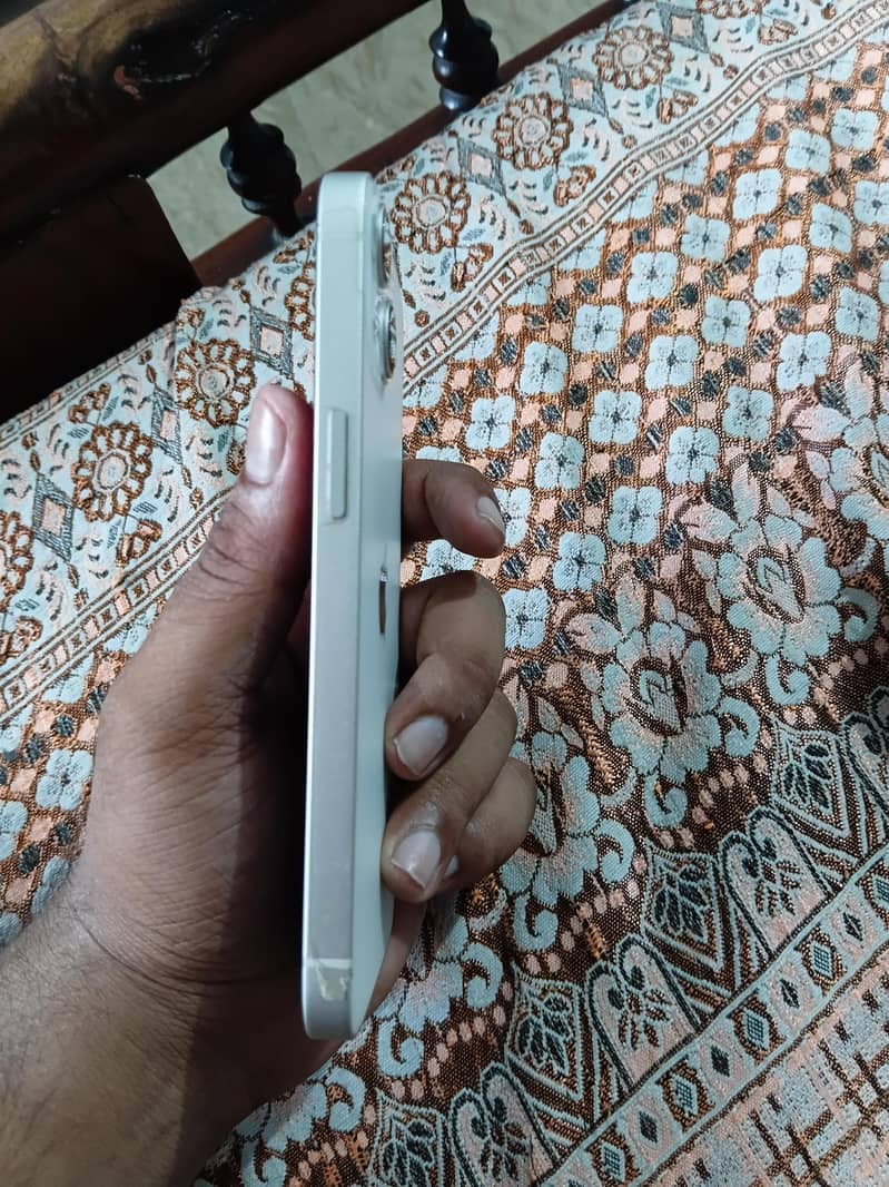 Apple iPhone 13 2