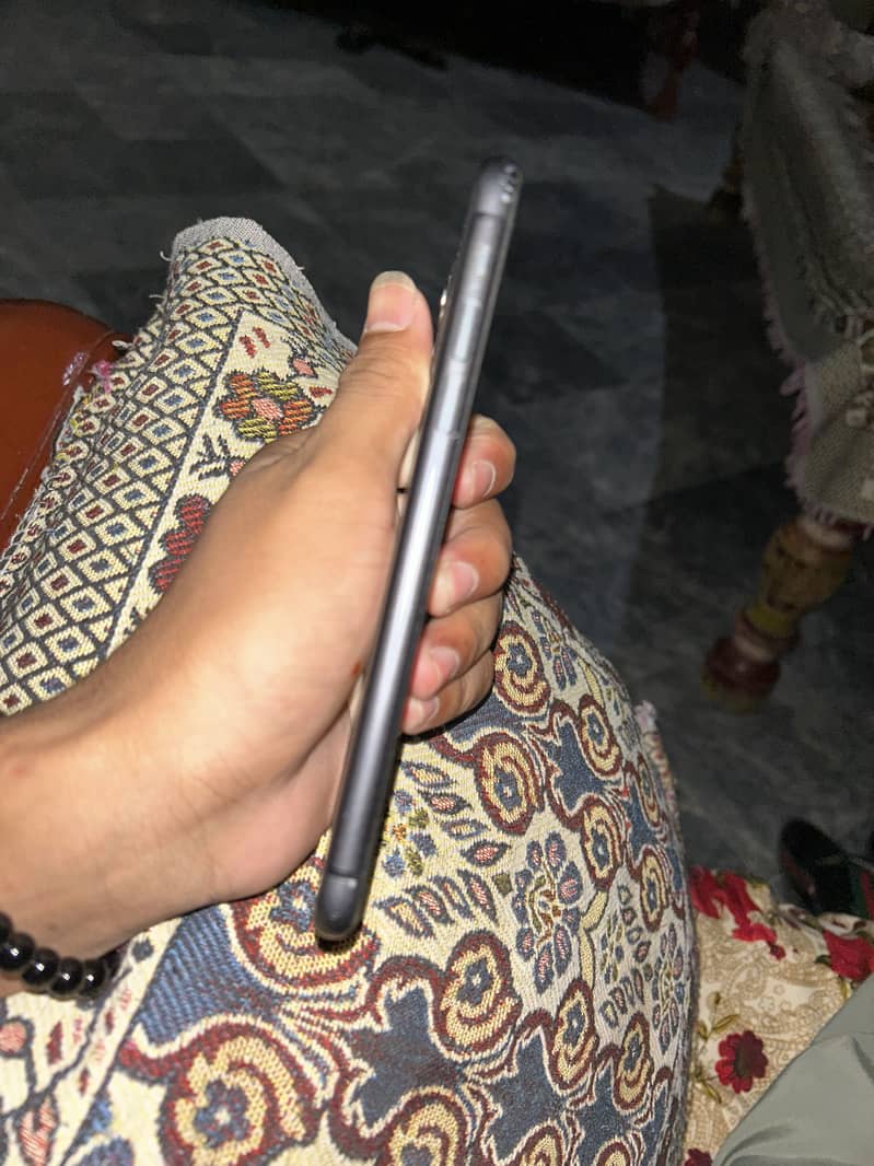 Apple iPhone 11 4