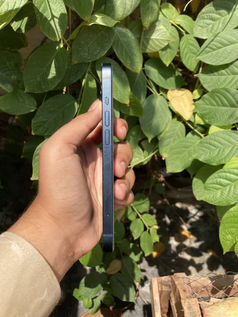 Apple iPhone 13 4