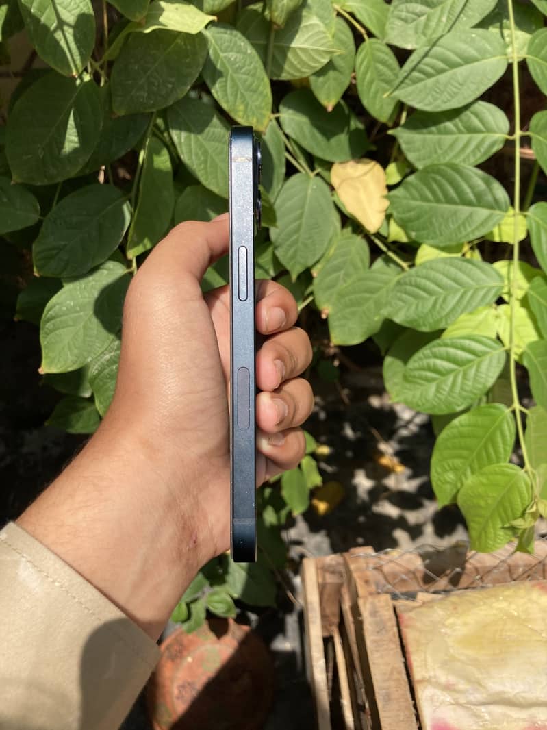 Apple iPhone 13 5