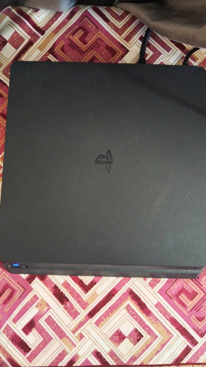 PS4 Slim Console 1