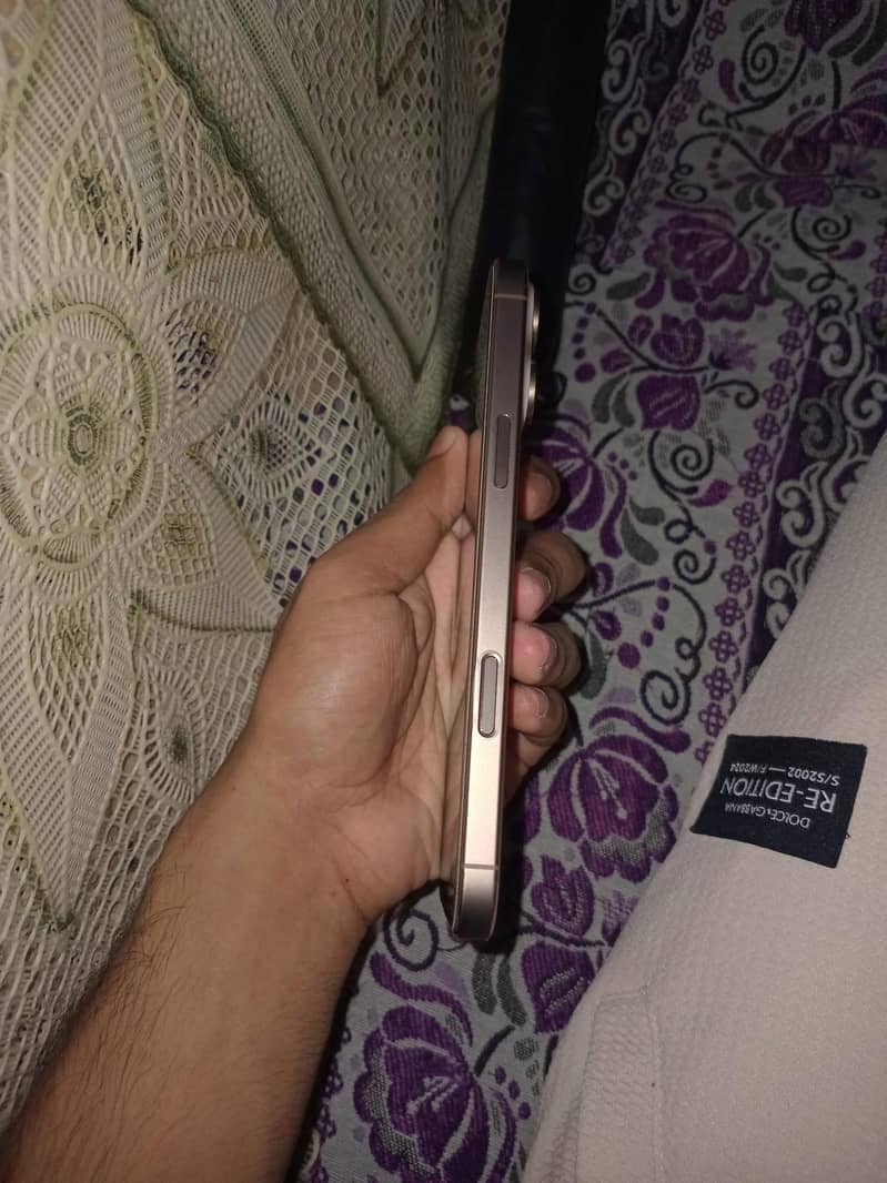 Apple iPhone 16 Pro Max 4