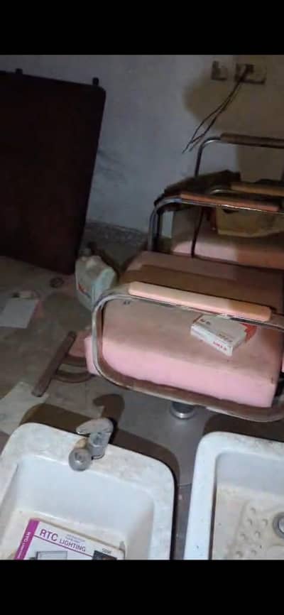 beauty parlour/saloon chairs and other accessories